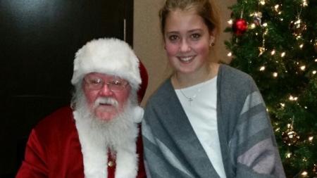 Austauschschülerin Hanna mit dem Weihnachtsmann in Kanada