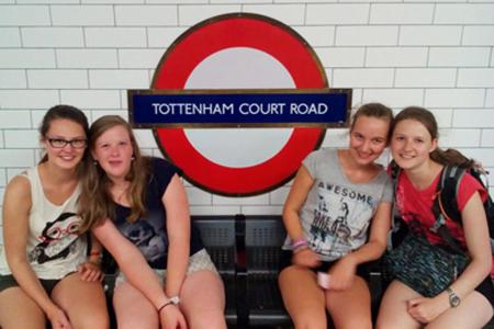 AFSerinnen in London an der U-Bahn-Station Tottenham Court Road